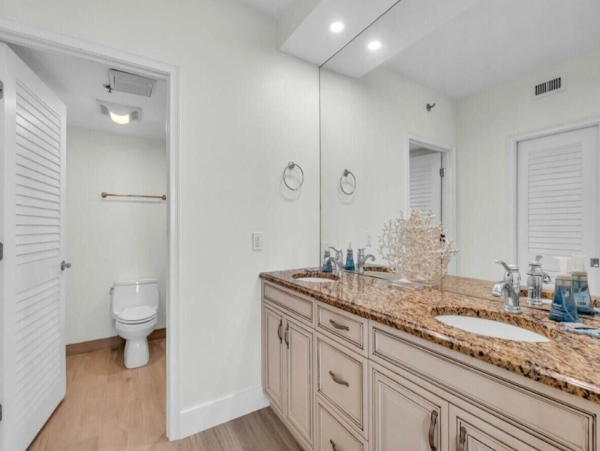 Beachfront Longboat Key Vacation Condo with Tennis Courts